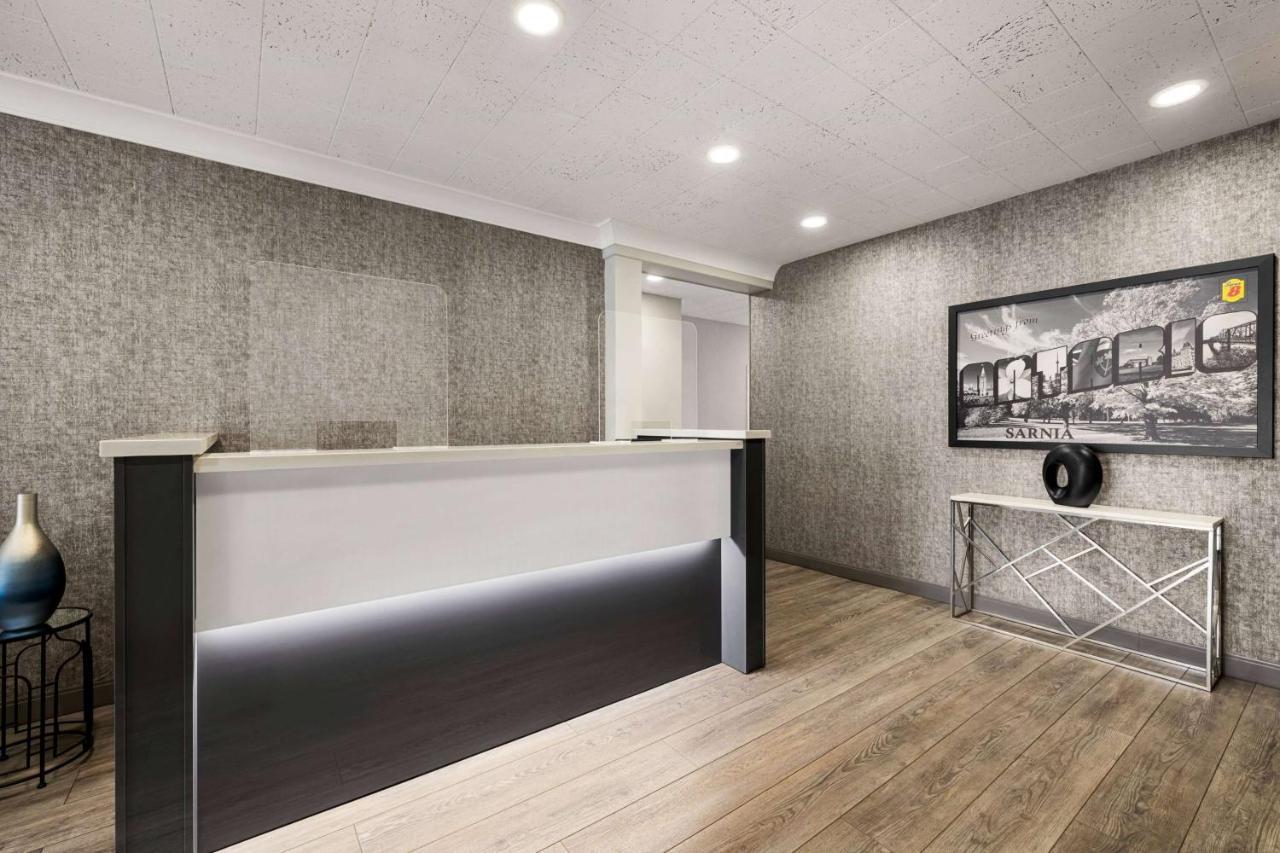 Hotel Super 8 By Wyndham Sarnia On Exterior foto